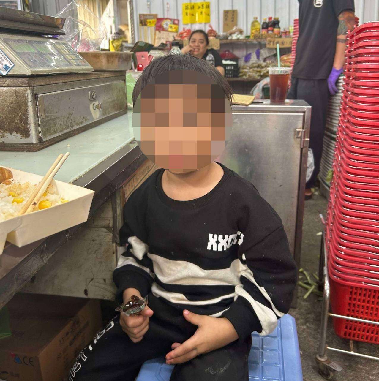 3歲童菜市場迷路嚎啕大哭 大園警靠「這招」找到他家人 307950 0