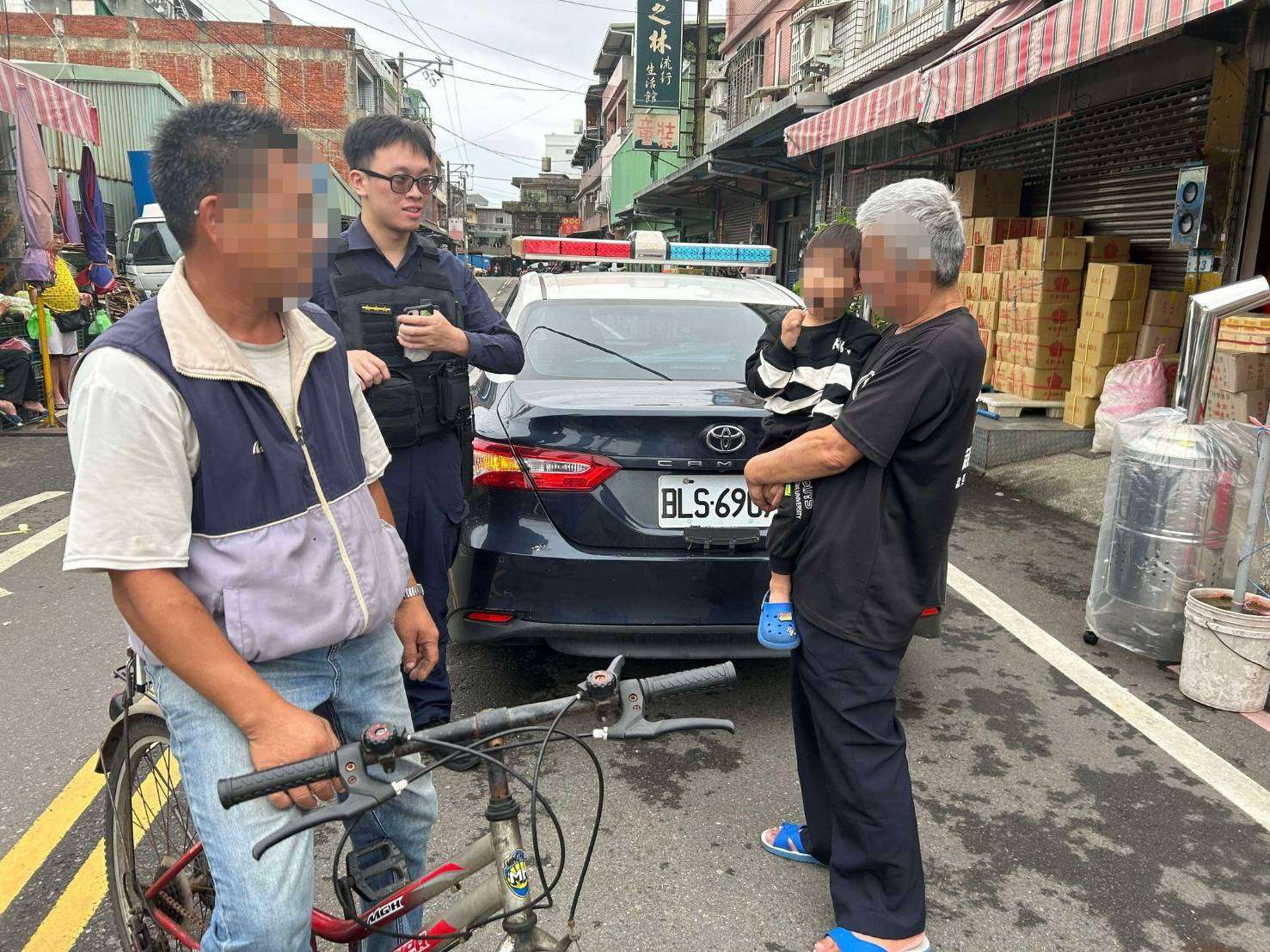 3歲童菜市場迷路嚎啕大哭 大園警靠「這招」找到他家人 307952 0