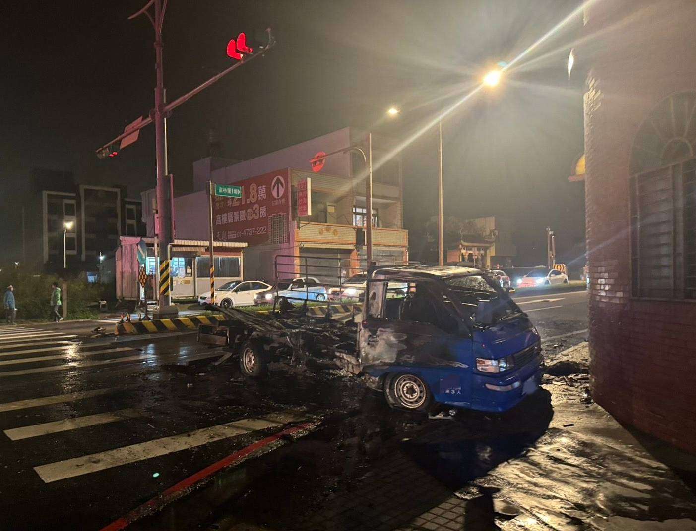 可怕!小貨車與自小客碰撞 下秒燒成火球 309683 0