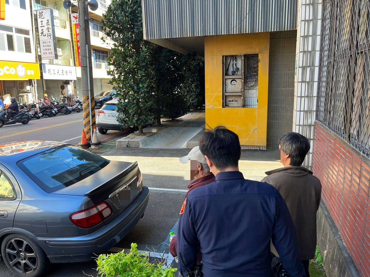 失智翁獨騎單車4小時尋友 大園警及時伸援助返家 310843 0