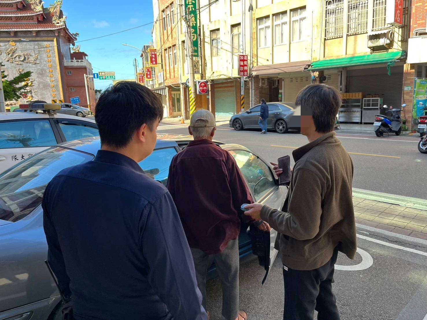 失智翁獨騎單車4小時尋友 大園警及時伸援助返家 310844 0