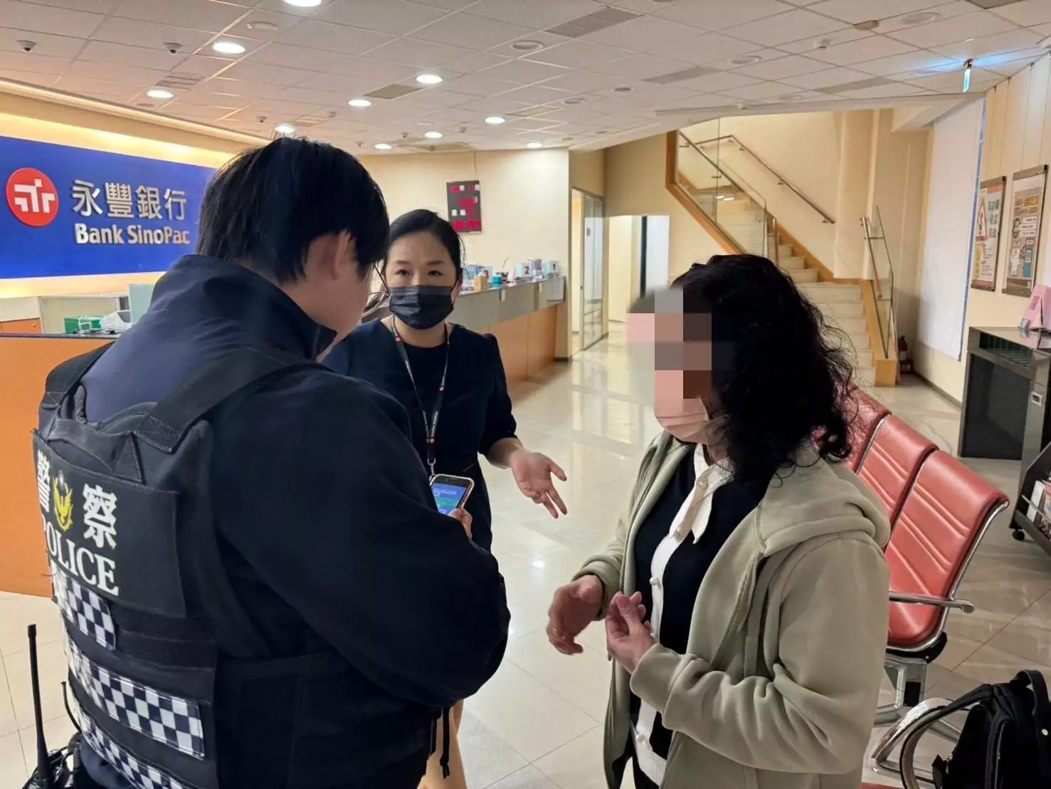 被喊「老婆」墜入情網 大園警銀及時勸阻守住她荷包 被喊「老婆」墜入情網 大園警銀及時勸阻守住她荷包