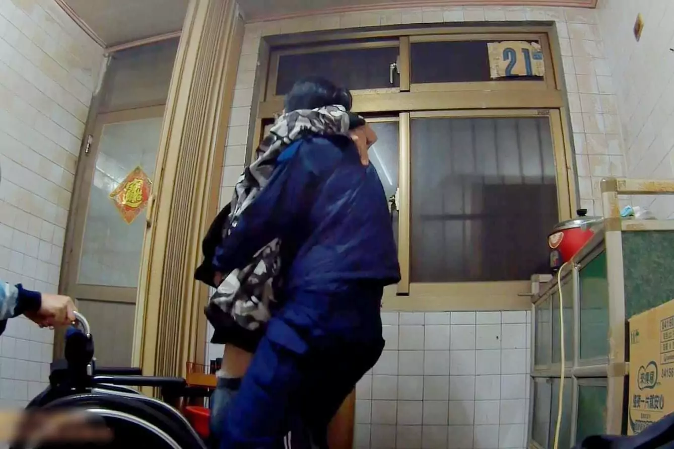男跌坐家中爬不起!兄坐輪椅著急求助 大園警及時伸援解圍 男跌坐家中爬不起!兄坐輪椅著急求助 大園警及時伸援解圍