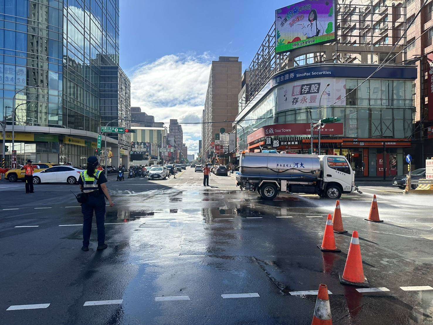 曳引車擦撞自小客淤泥灑滿路面 桃園中正路兩線道一度癱瘓 341476 0