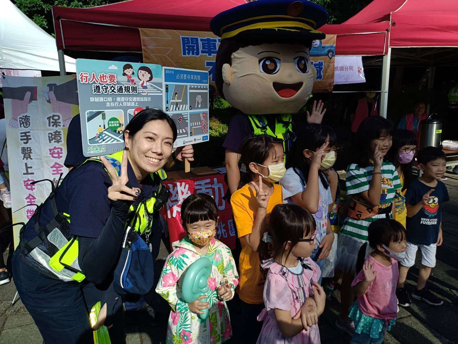 桃警前進有愛無礙親子泡泡派對 強化民眾交通安全意識 342103