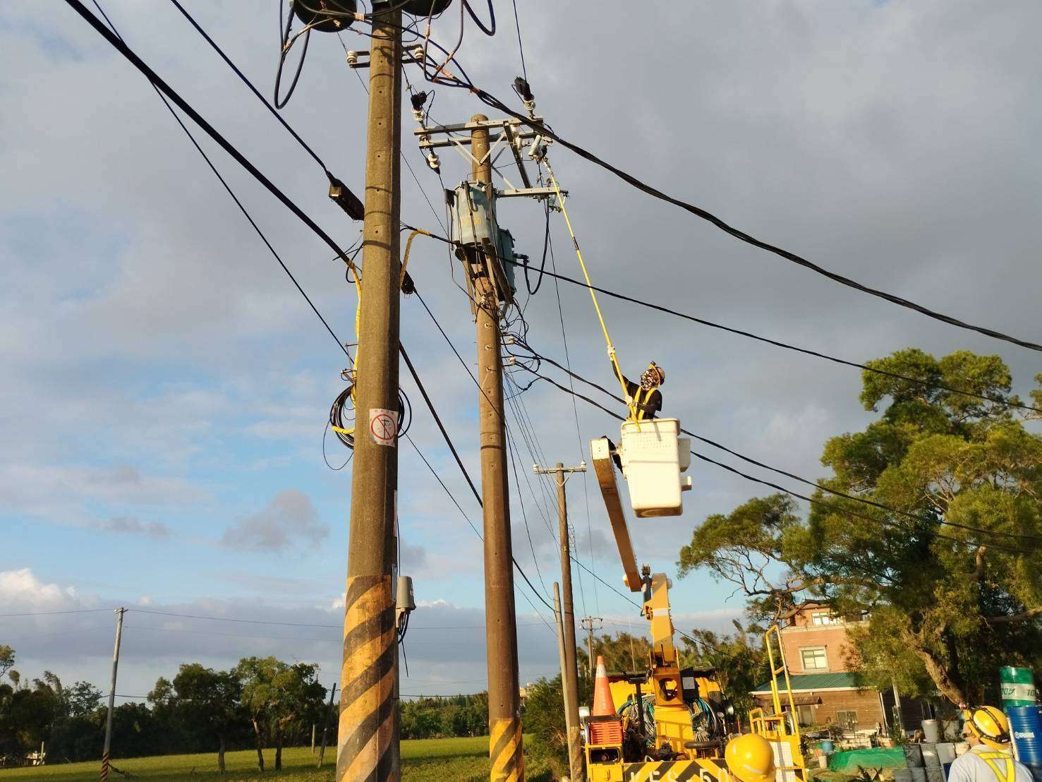 台電桃園區處全力復電 山區住户終迎燈火 369385