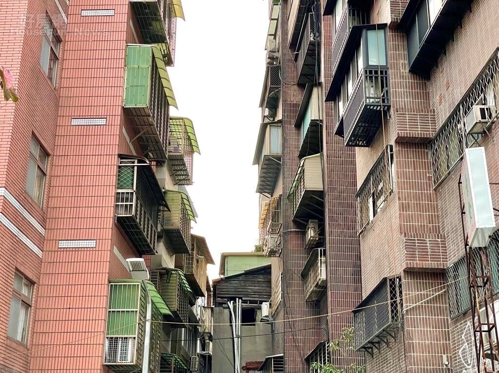 便宜200萬「秒買6樓這戶」!3年後不敢開窗、陽台加鎖 苦主泣:沒想到隔壁會…