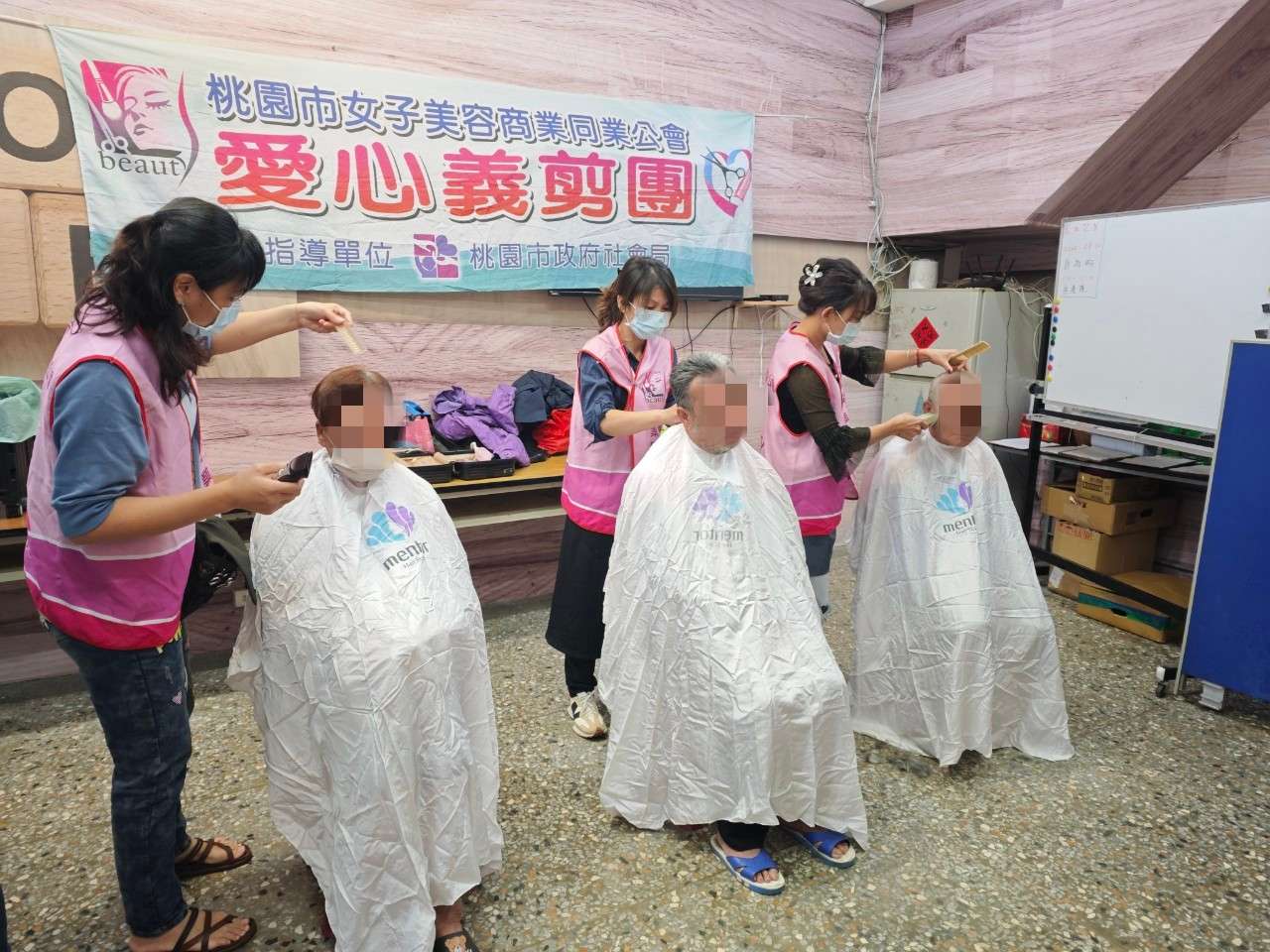 桃園遊民外展服務中心推出義剪服務 助街友重拾自信 41456465 2