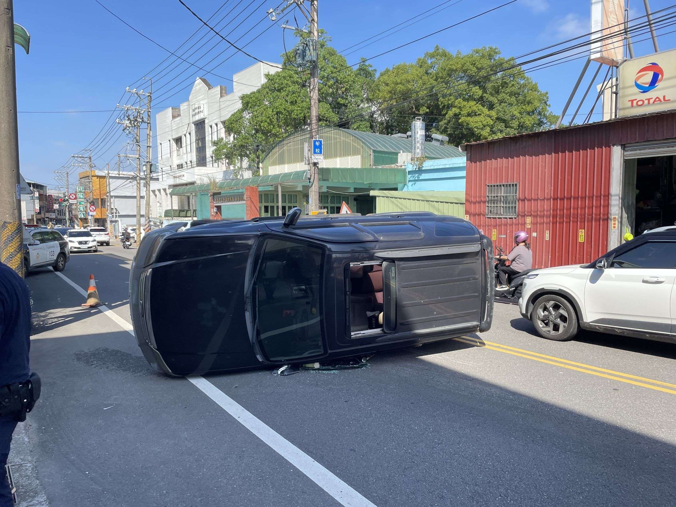 【有片】怎麼開的?他轉彎擦撞路邊汽車 驚險畫面曝 440339 0