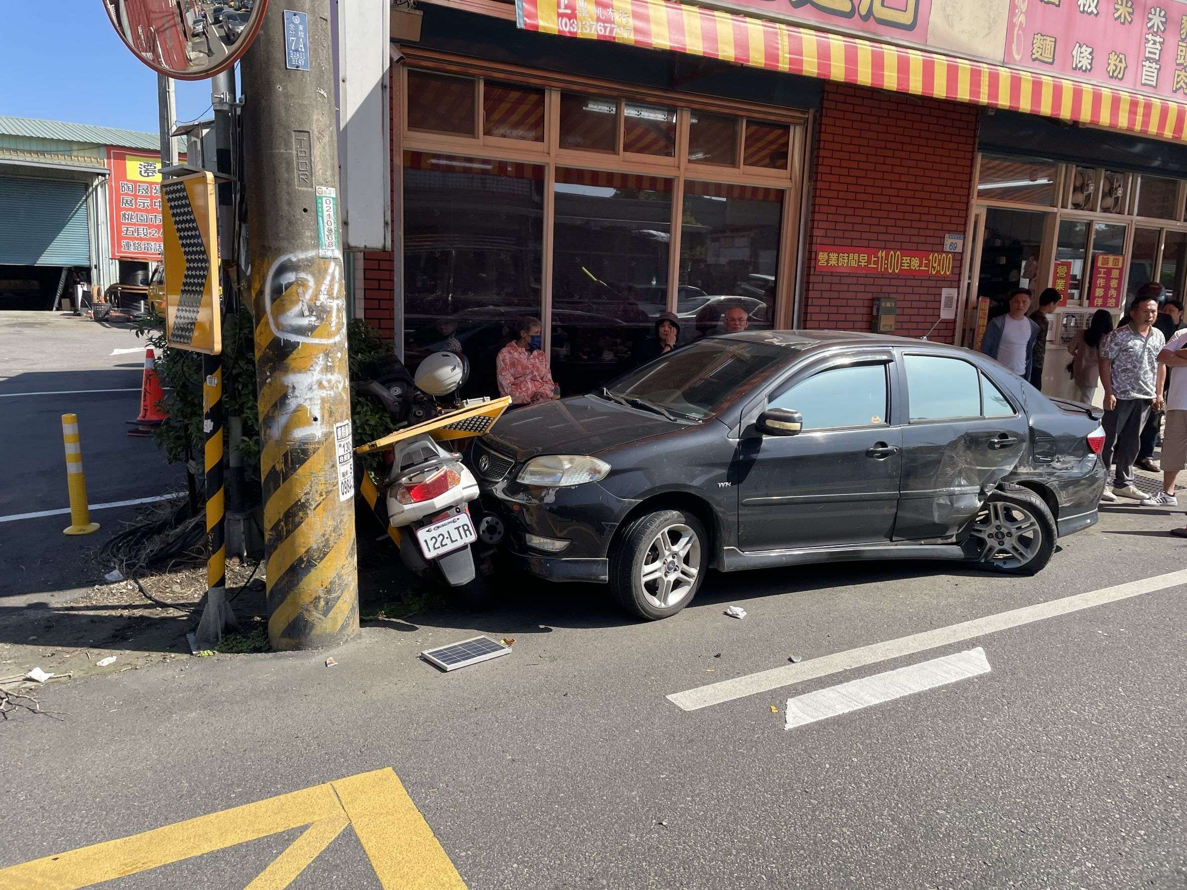 【有片】怎麼開的?他轉彎擦撞路邊汽車 驚險畫面曝 440340 0