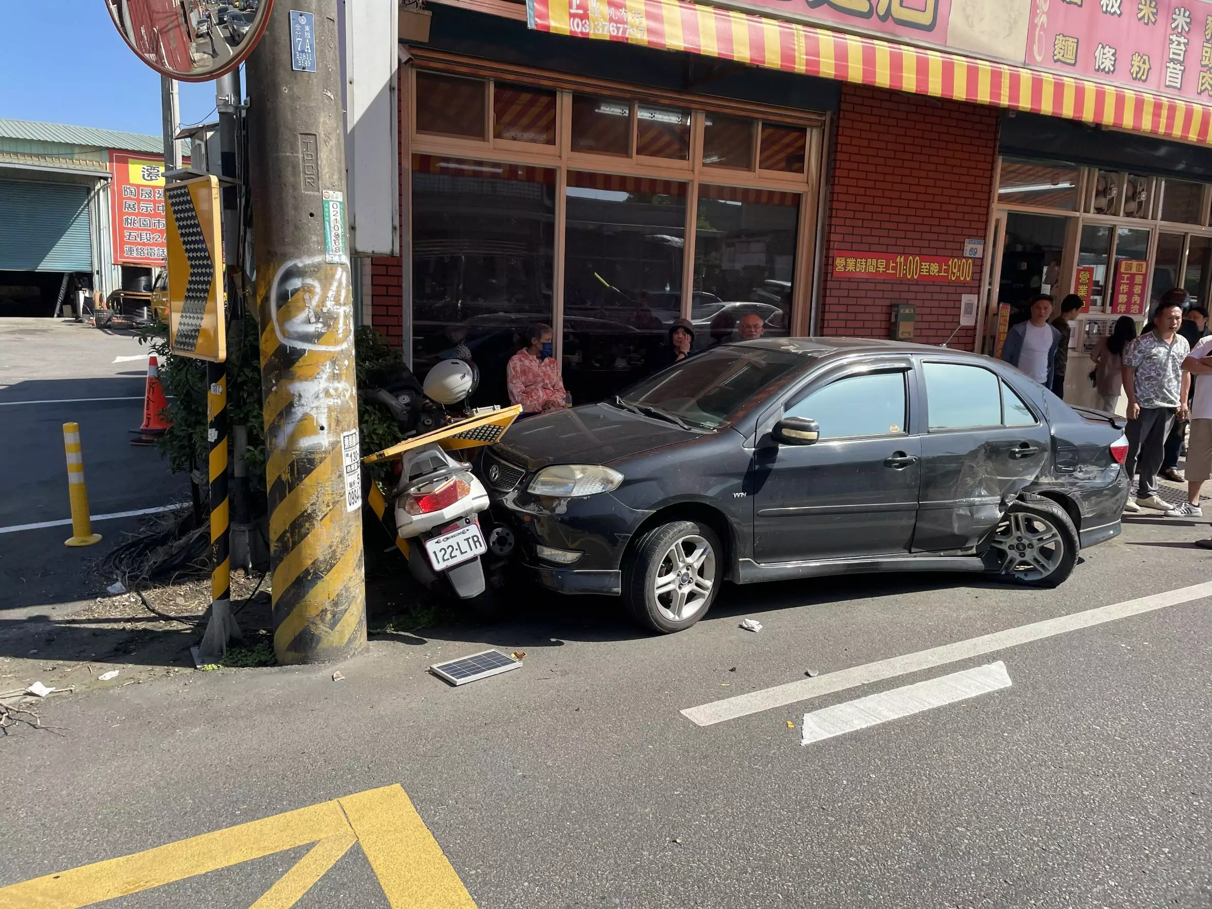 【有片】怎麼開的?他轉彎擦撞路邊汽車 驚險畫面曝 440340 0