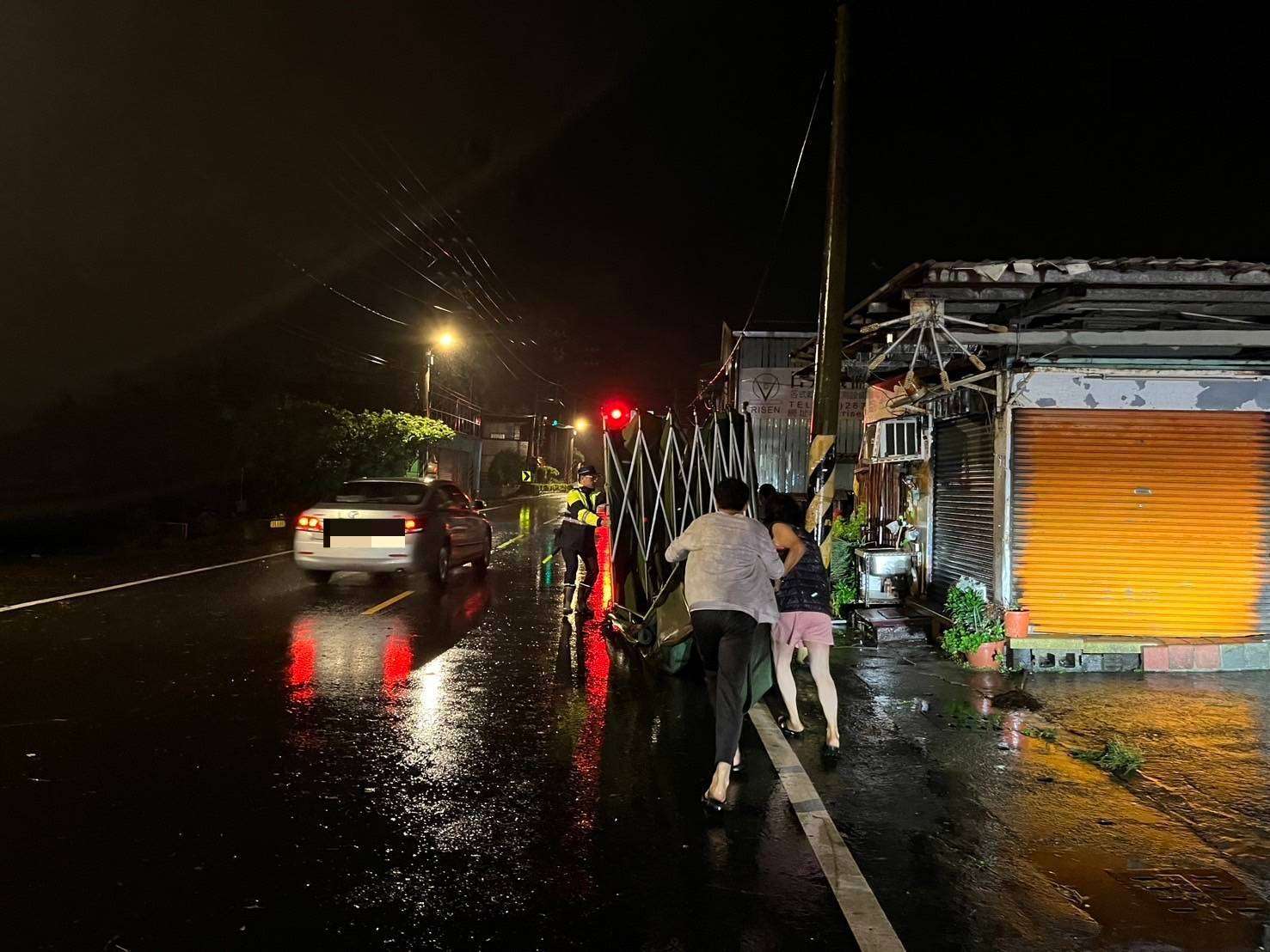 「康芮」吹跑車棚!大溪警民合力及時救援 442203 0