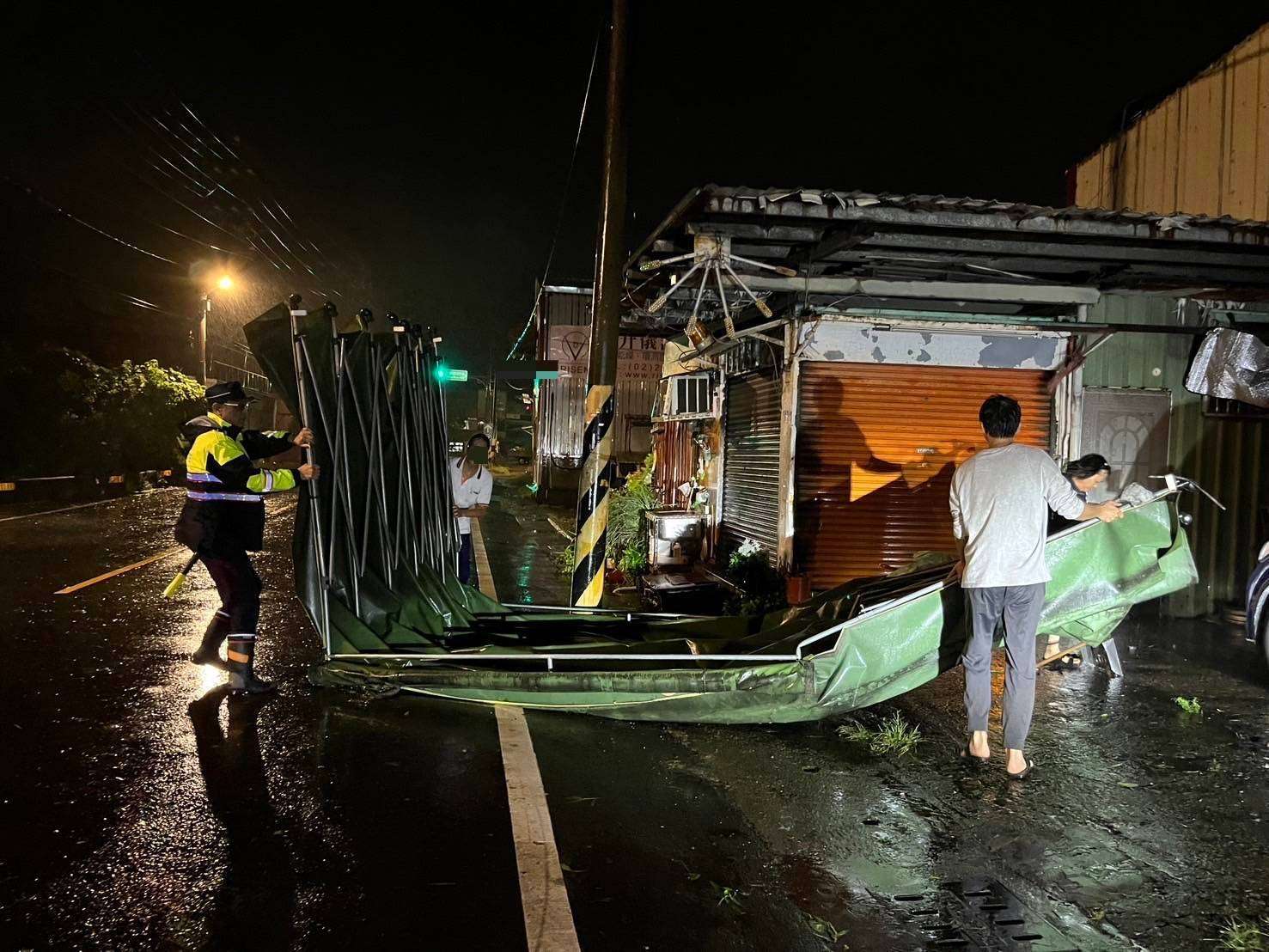 「康芮」吹跑車棚!大溪警民合力及時救援 442204 0