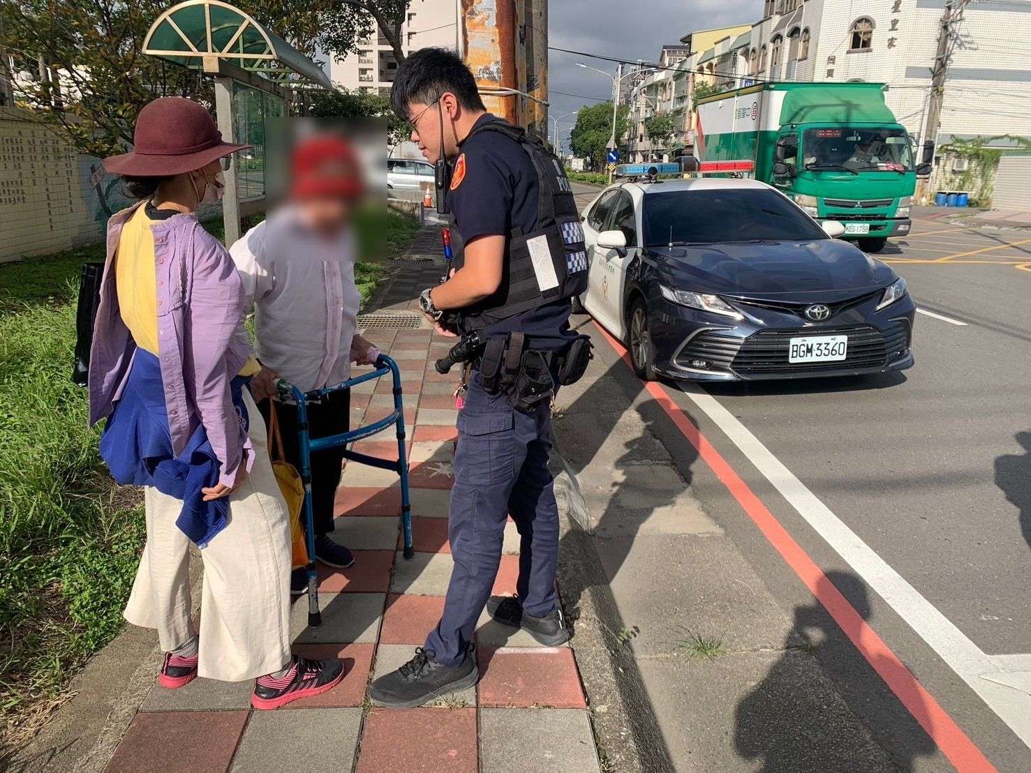 高齡婦迷路說不清話 平警靠「助行器」查出身分 442698 0