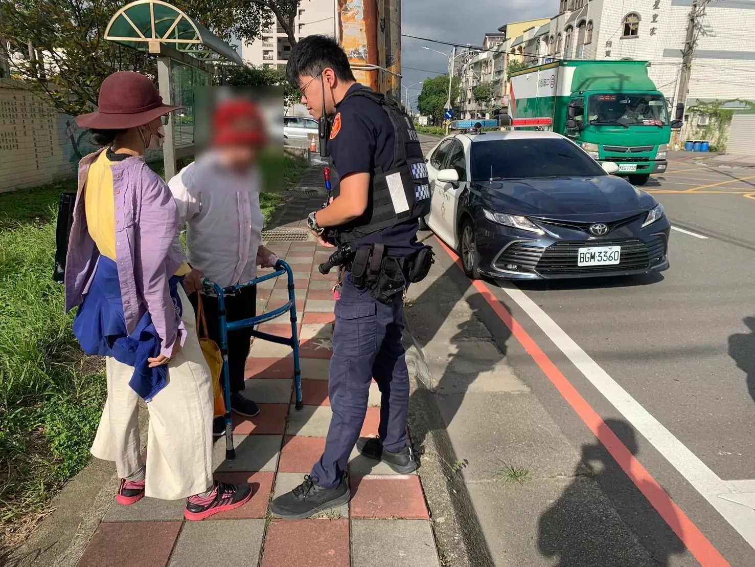 高齡婦迷路說不清話 平警靠「助行器」查出身分 高齡婦迷路說不清話 平警靠「助行器」查出身分