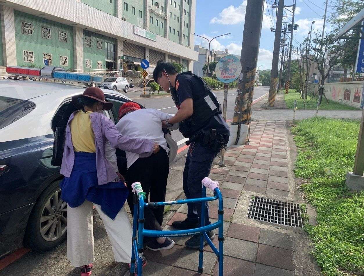 高齡婦迷路說不清話 平警靠「助行器」查出身分 442699 0