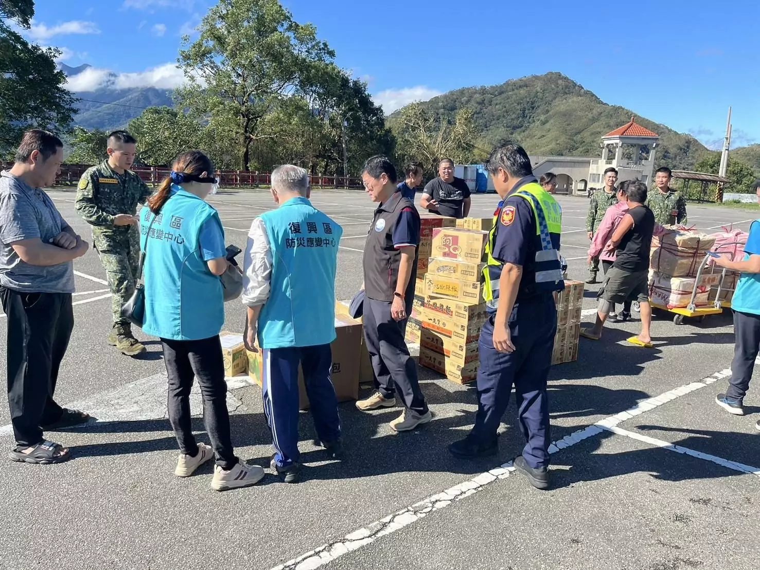 康芮颱風重創!新興部落成孤島 大溪警、復興區公所靠直升機送物資 443009