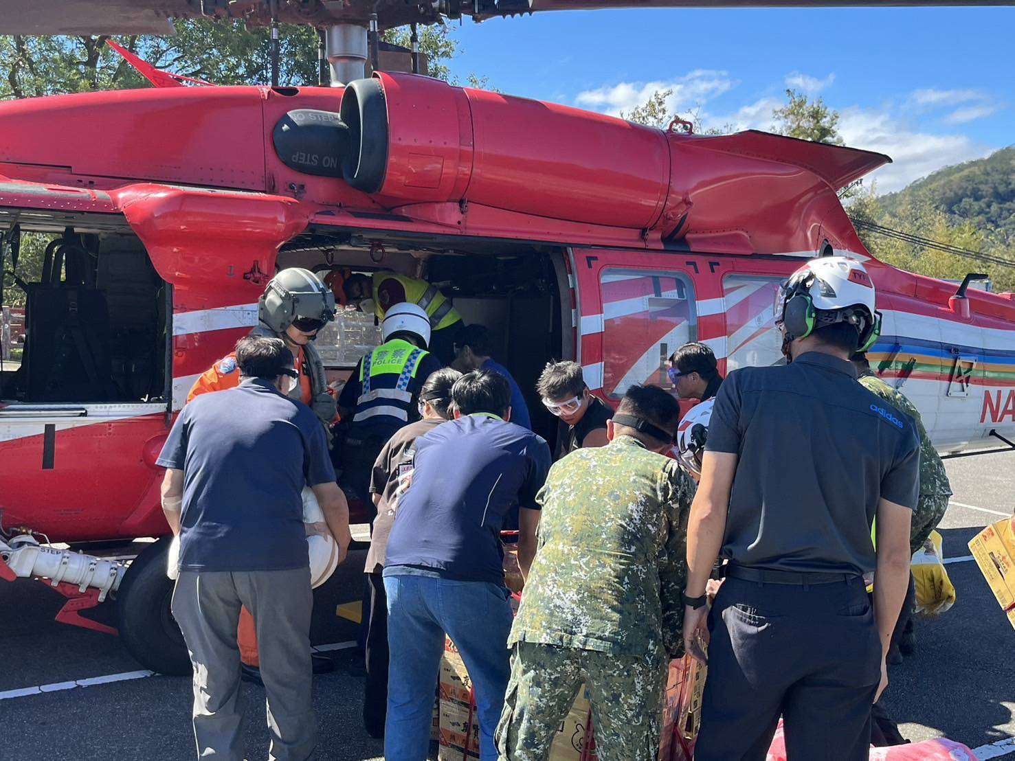 康芮颱風重創!新興部落成孤島 大溪警、復興區公所靠直升機送物資