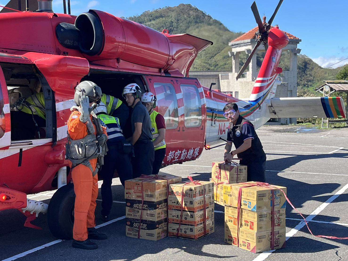 康芮颱風重創!新興部落成孤島 大溪警、復興區公所靠直升機送物資 443015 0