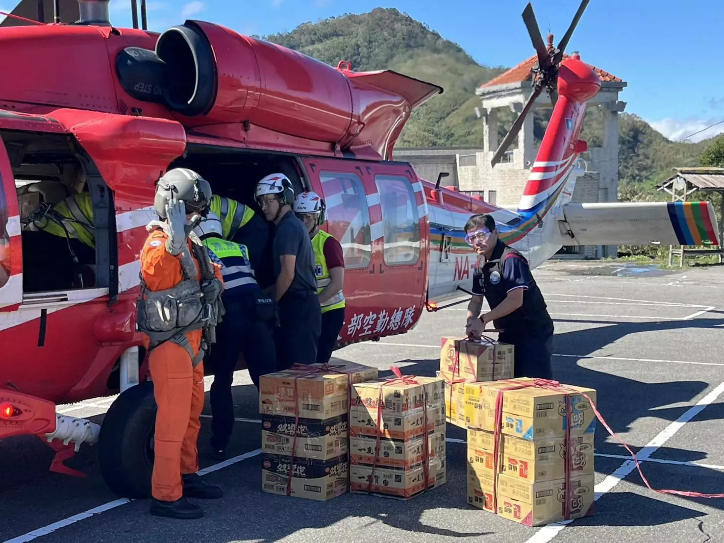 康芮颱風重創!新興部落成孤島 大溪警、復興區公所靠直升機送物資 443015 0