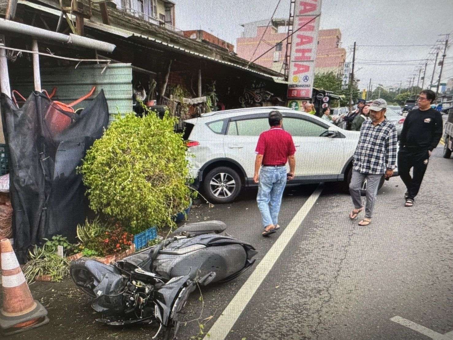 【有片】7旬女駕駛失控左偏 跨雙黃線撞對向車驚險畫面曝 444438 0