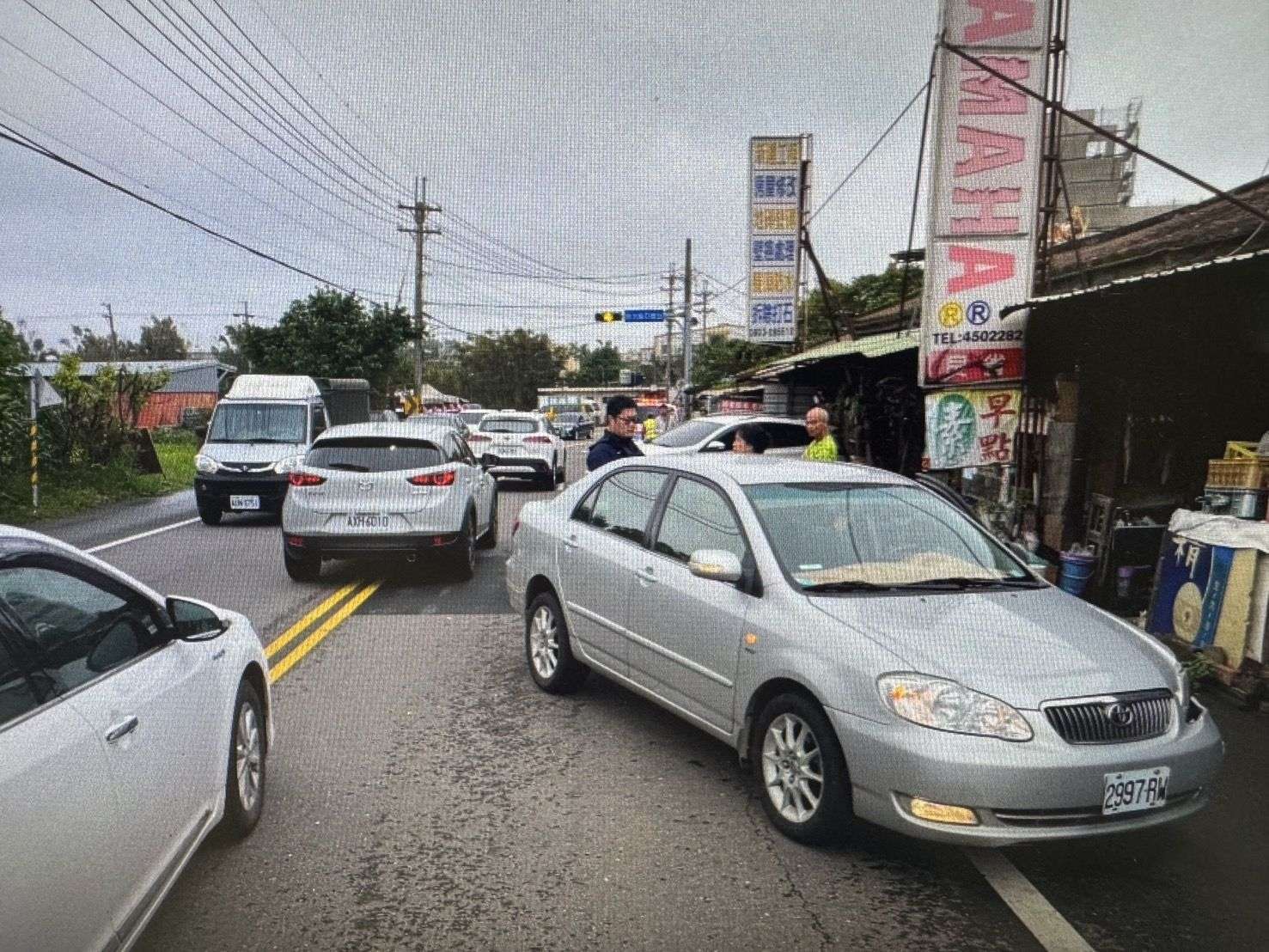 【有片】7旬女駕駛失控左偏 跨雙黃線撞對向車驚險畫面曝 444439 0