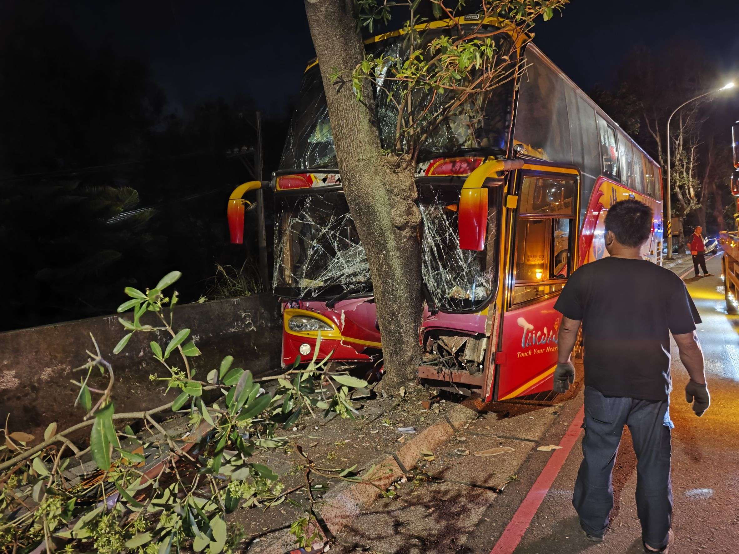 桃園校車撞樹駕駛重傷 7學生輕傷送醫無生命危險 446401