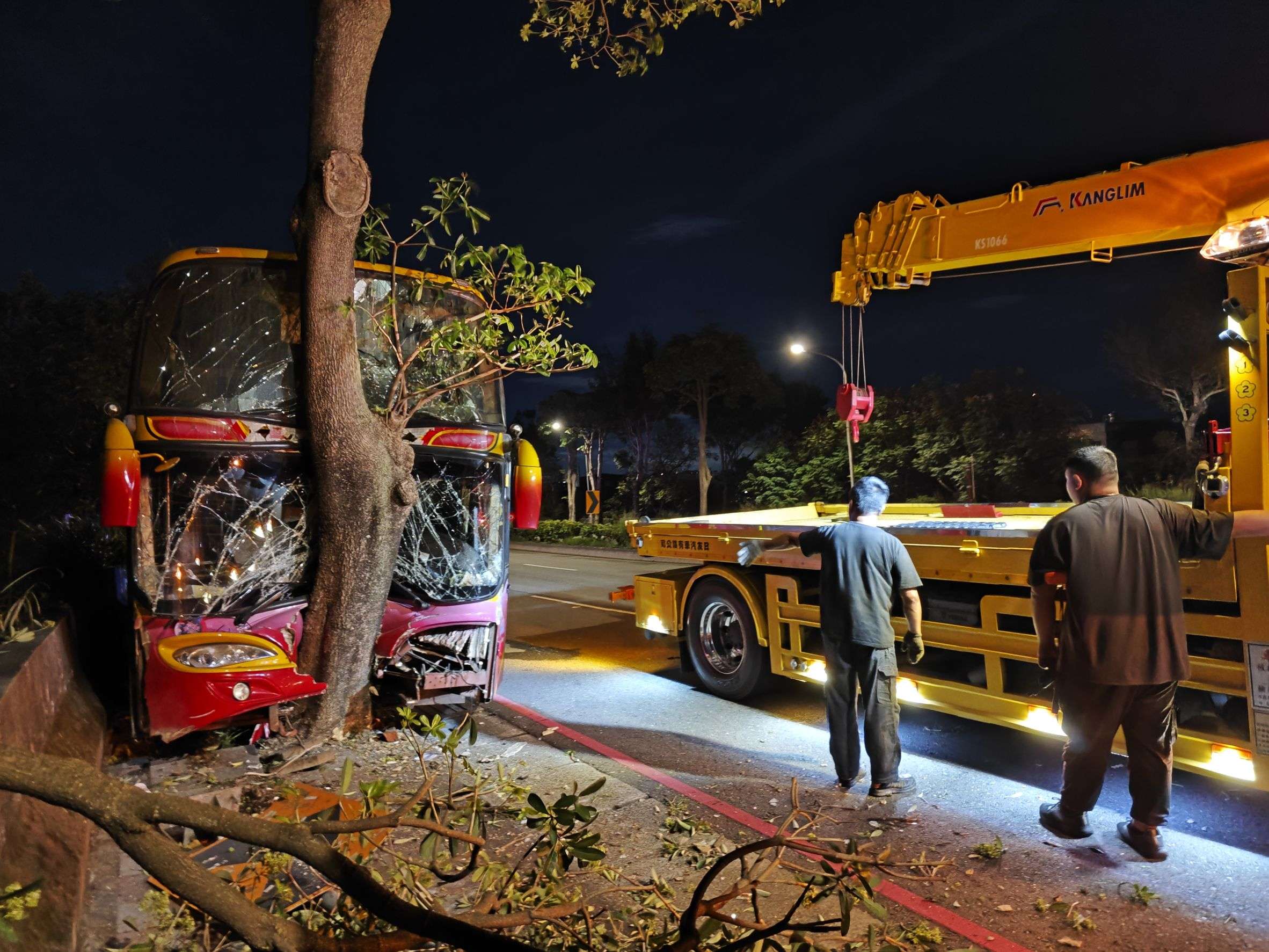 桃園校車撞樹駕駛重傷 7學生輕傷送醫無生命危險 446402