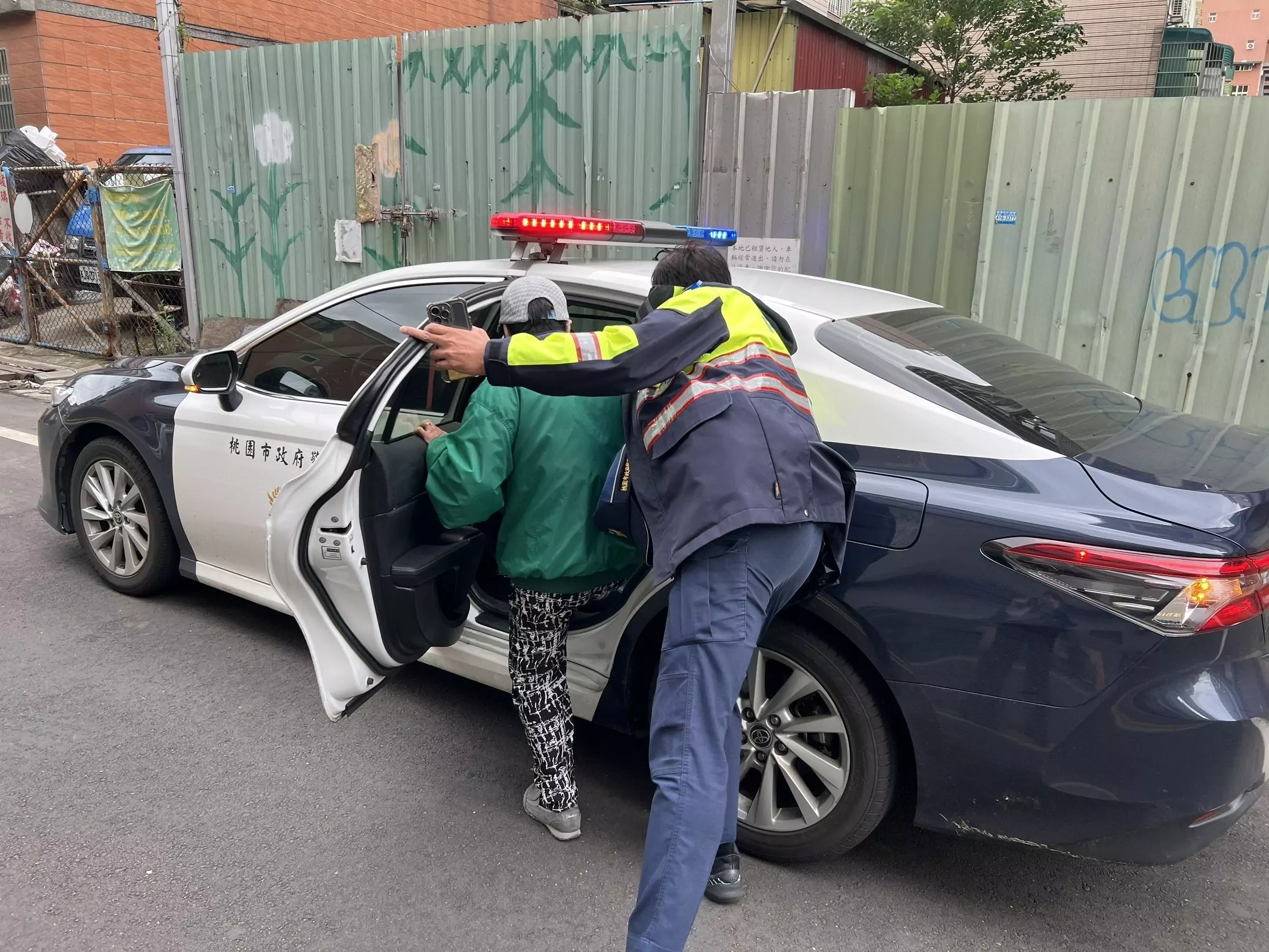 8旬婦外出運動迷途 平警暖心送返家 449457 0