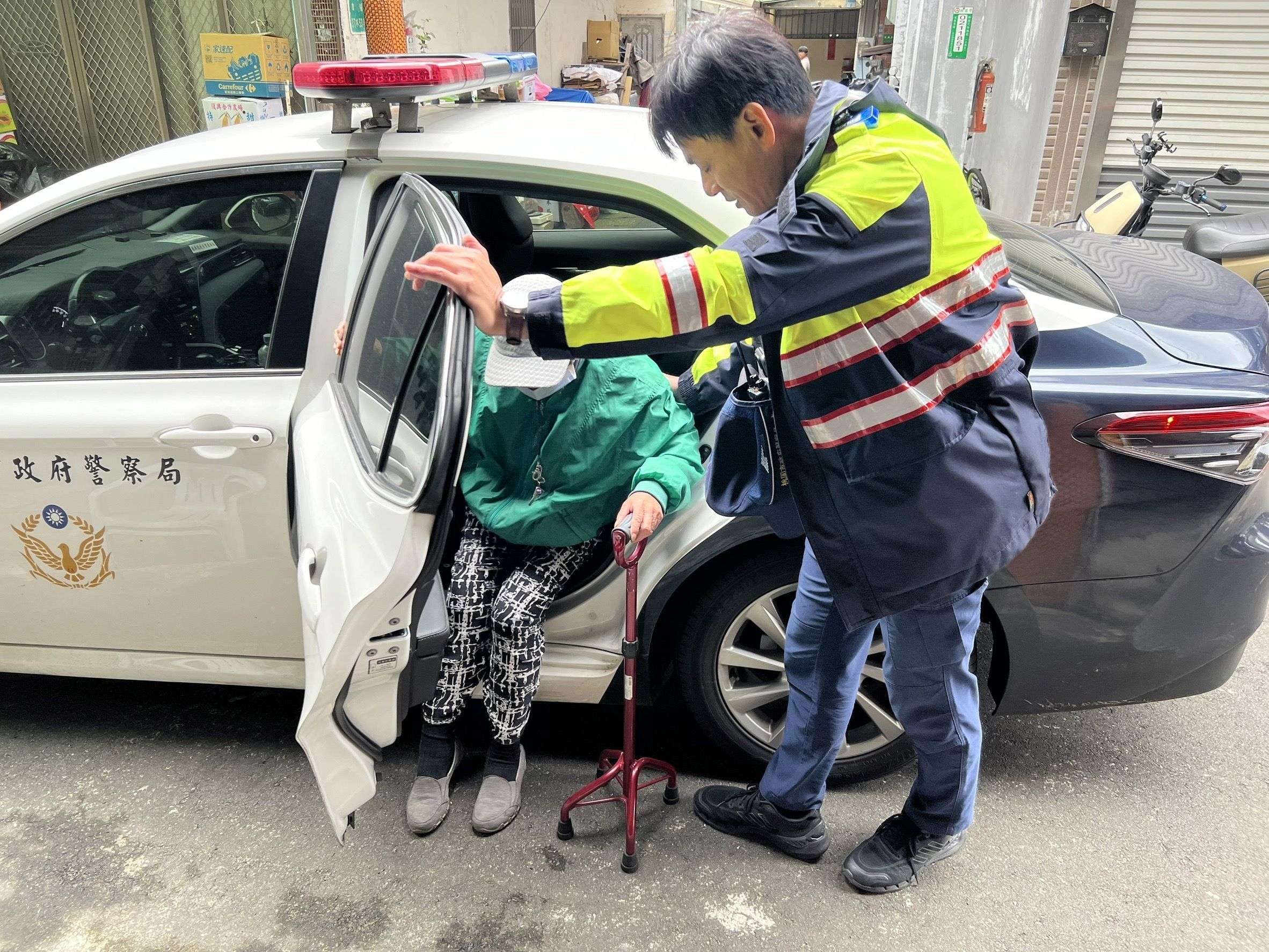 8旬婦外出運動迷途 平警暖心送返家 449458 0