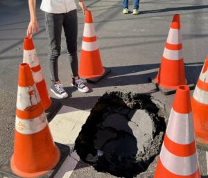 桃園大興西路驚見天坑 市府緊急灌漿填補