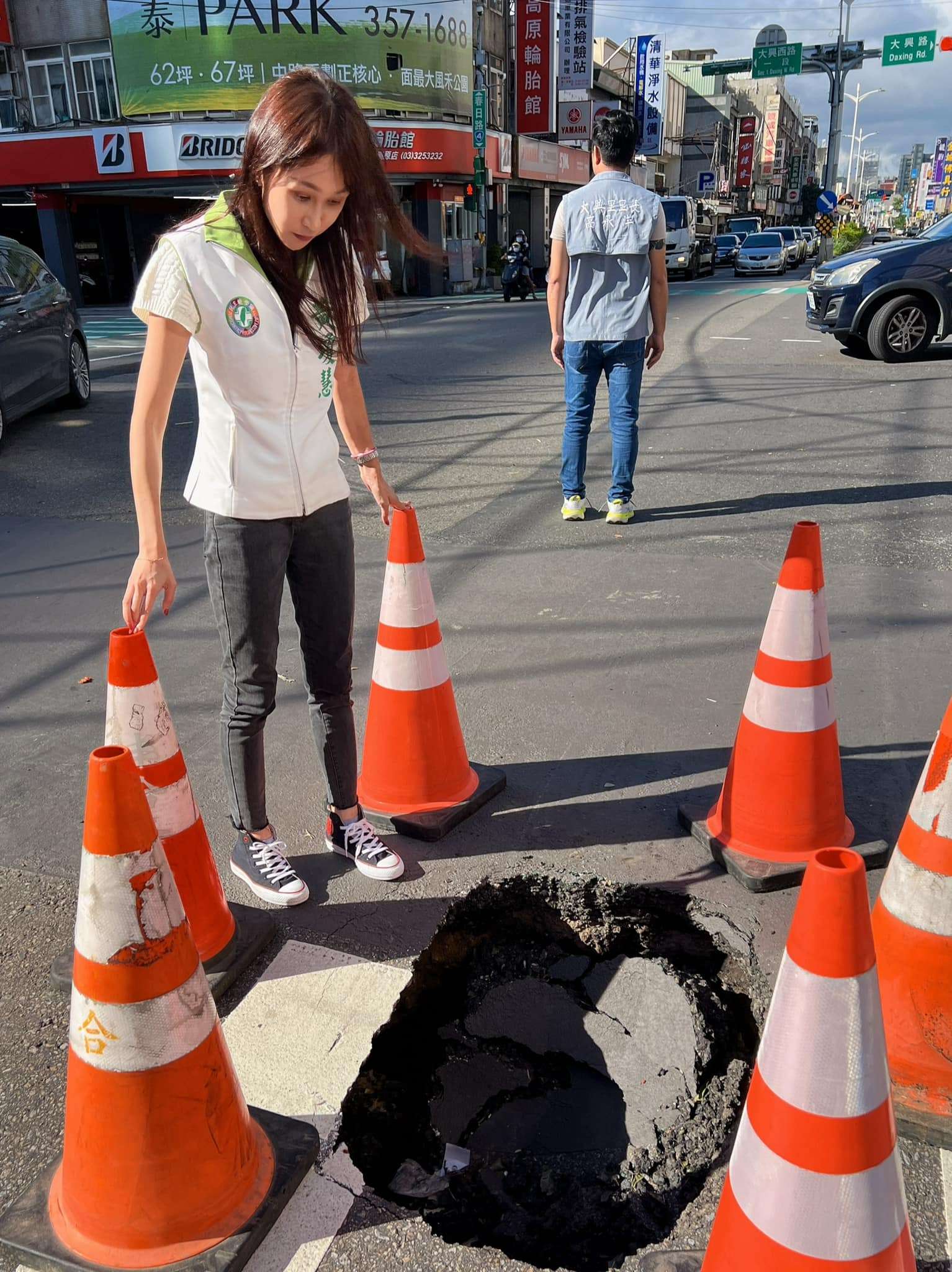 桃園大興西路驚見天坑 市府緊急灌漿填補 465365922 978519400960873 3969314956491634255 n