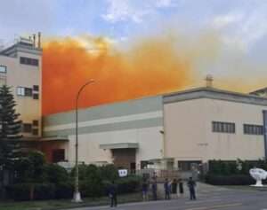 恐怖!觀音區工廠不明氣體外洩 橘色濃煙竄天際