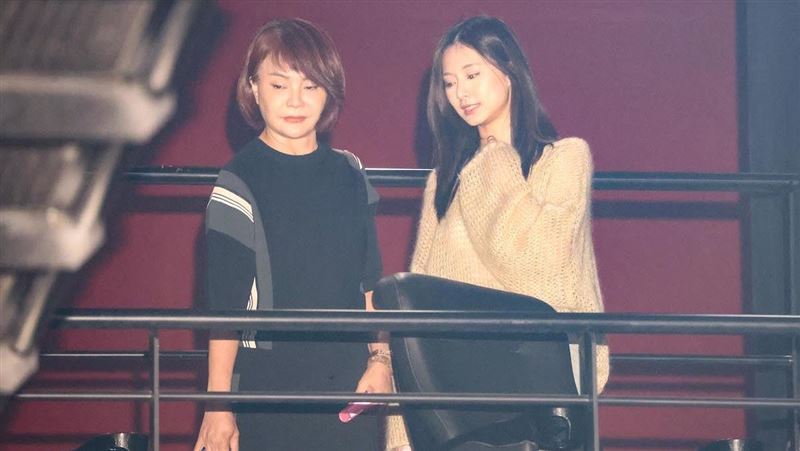 周子瑜驚喜回台 力挺閨密Elkie悄悄現身演唱會