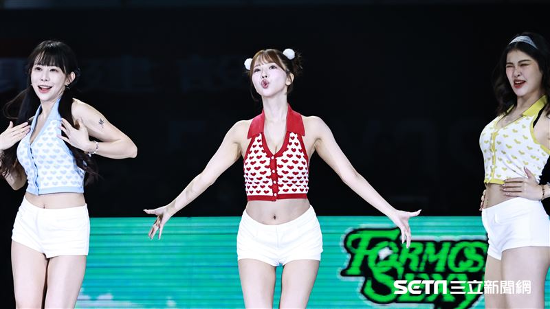 三上悠亞客串1日啦啦隊員 開場舞辣翻球迷
