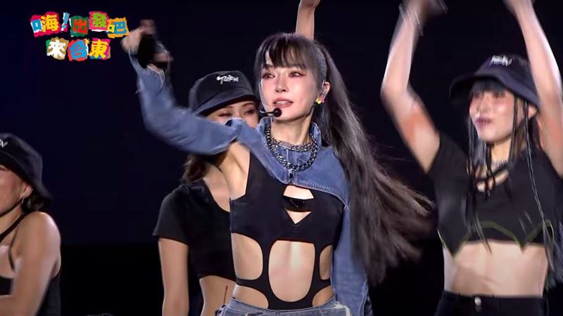 謝金燕將近50歲仍火辣!春光乍現身材依舊驚艷