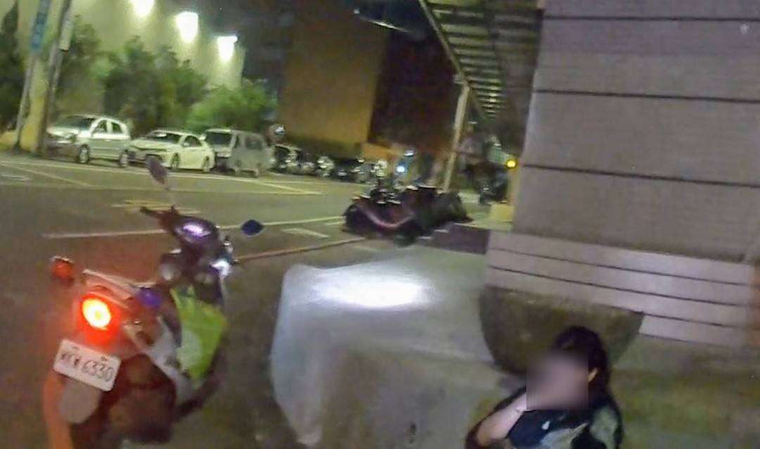 情侶吵架女慘遭丟包 蘆竹警暖心安慰助返家 527341