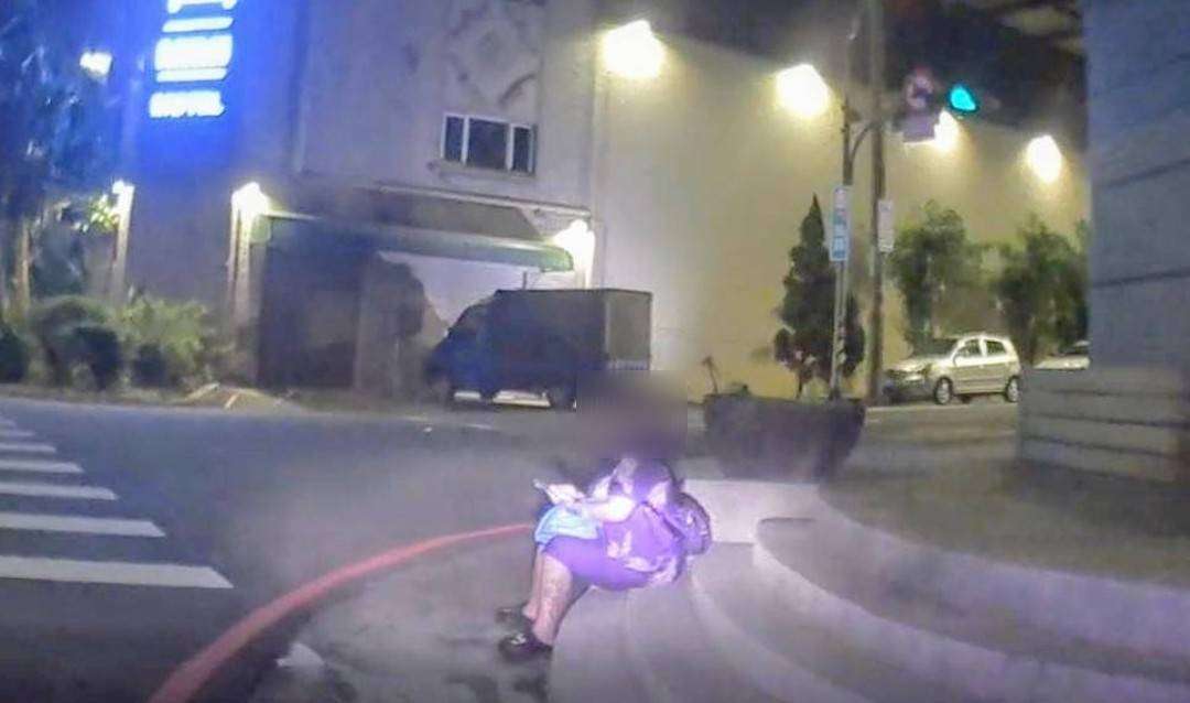情侶吵架女慘遭丟包 蘆竹警暖心安慰助返家 527378