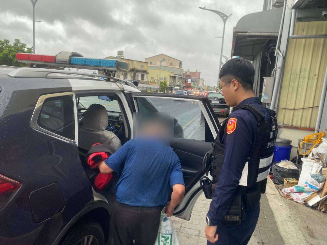高齡翁迷途呆站路中 蘆竹警拼湊線索助返家 532948