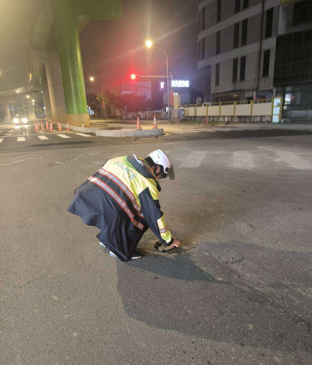 人孔蓋分離釀爆胎 蘆竹警及時處理 533548