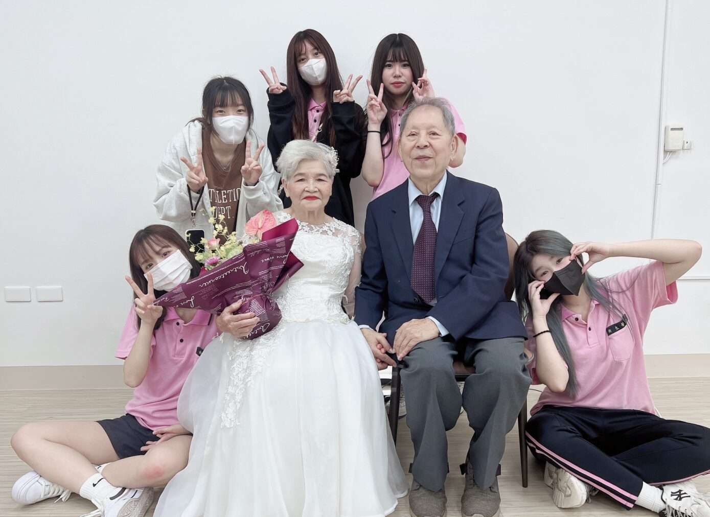 新生醫專學子為長輩打造專屬婚紗造型 見證跨越70年愛情旅程 5445 1 e1731487403388