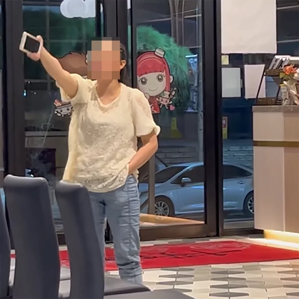 女子火鍋店內情緒失控 網:好吃到起乩? 5545465f