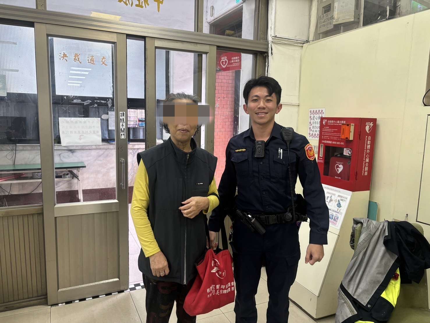 提款忘拿錢!老婦1萬現金險飛 中壢熱心警民協力找人歸還 654456 1