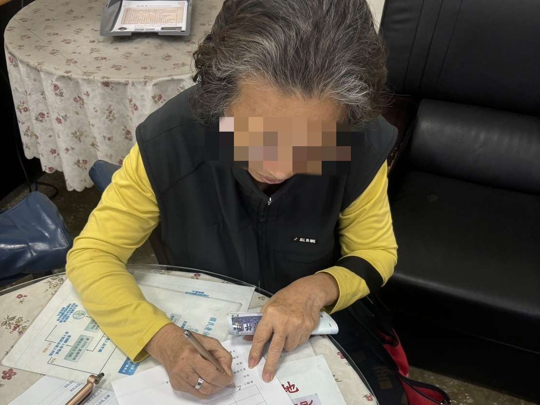 提款忘拿錢!老婦1萬現金險飛 中壢熱心警民協力找人歸還 654456 2