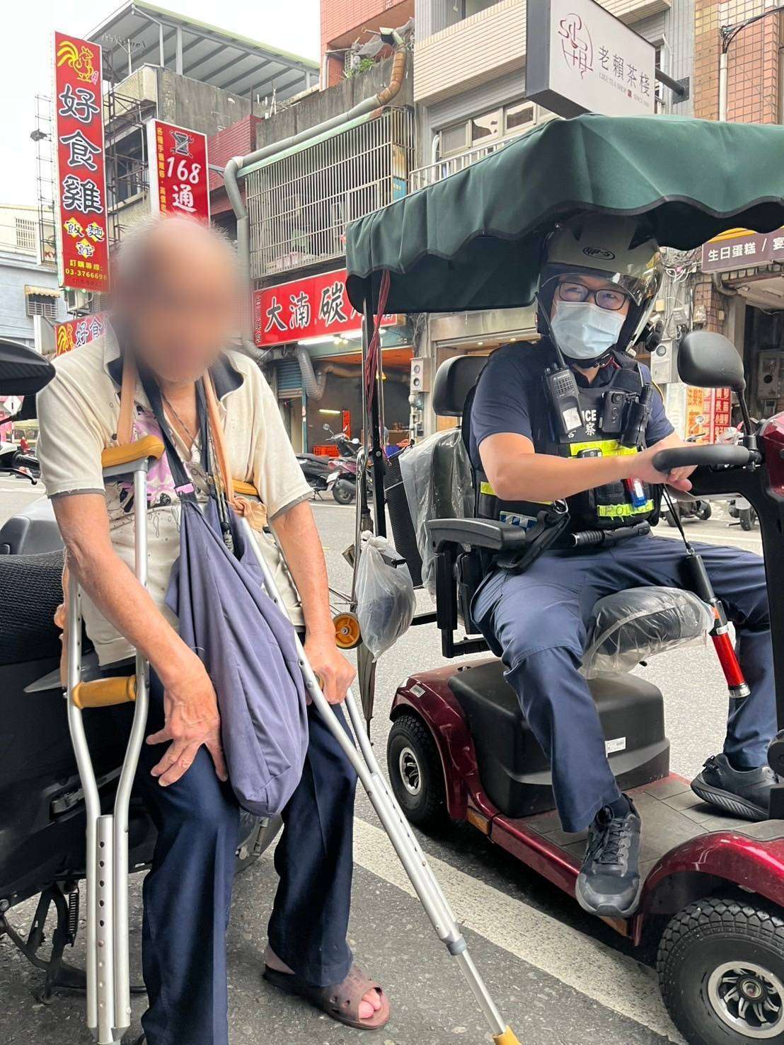 老翁買完菜電動車竟消失 八德警及時伸援 699895 0
