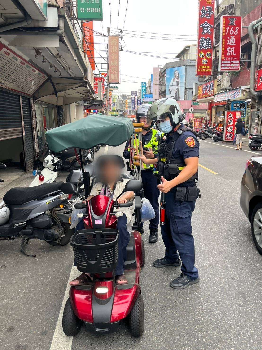 老翁買完菜電動車竟消失 八德警及時伸援 699896 0