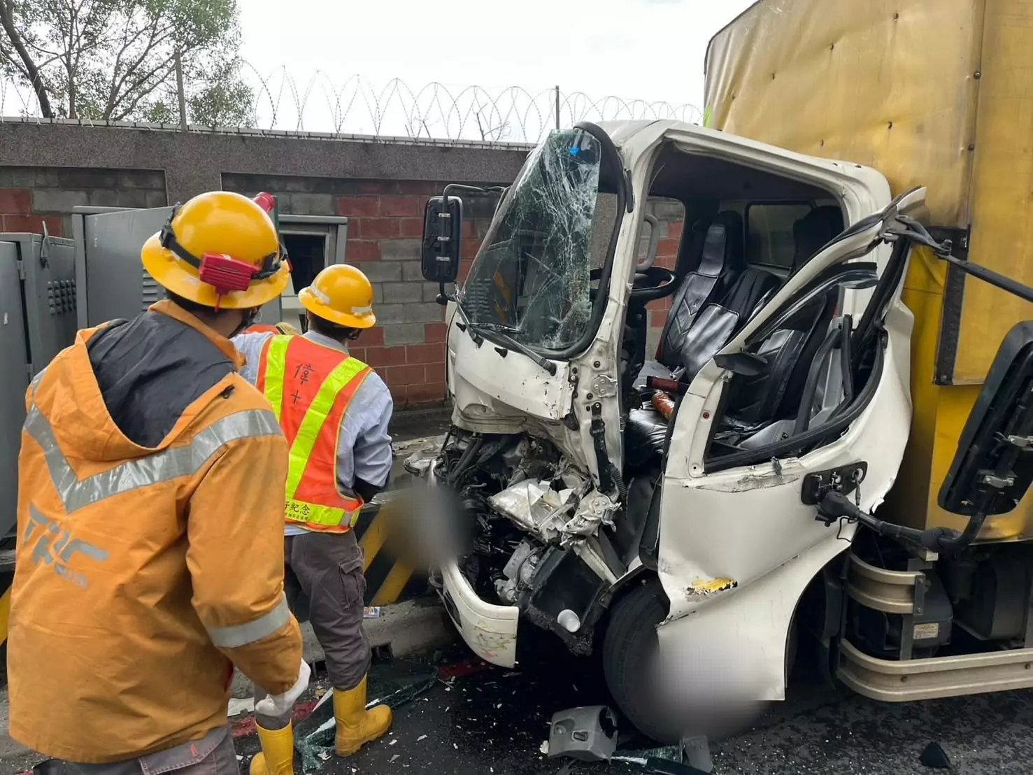 車頭撞爛!疑駕駛身體不適 小貨車衝撞營區外電箱、拖吊車 車頭撞爛!疑駕駛身體不適 小貨車衝撞營區外電箱、拖吊車