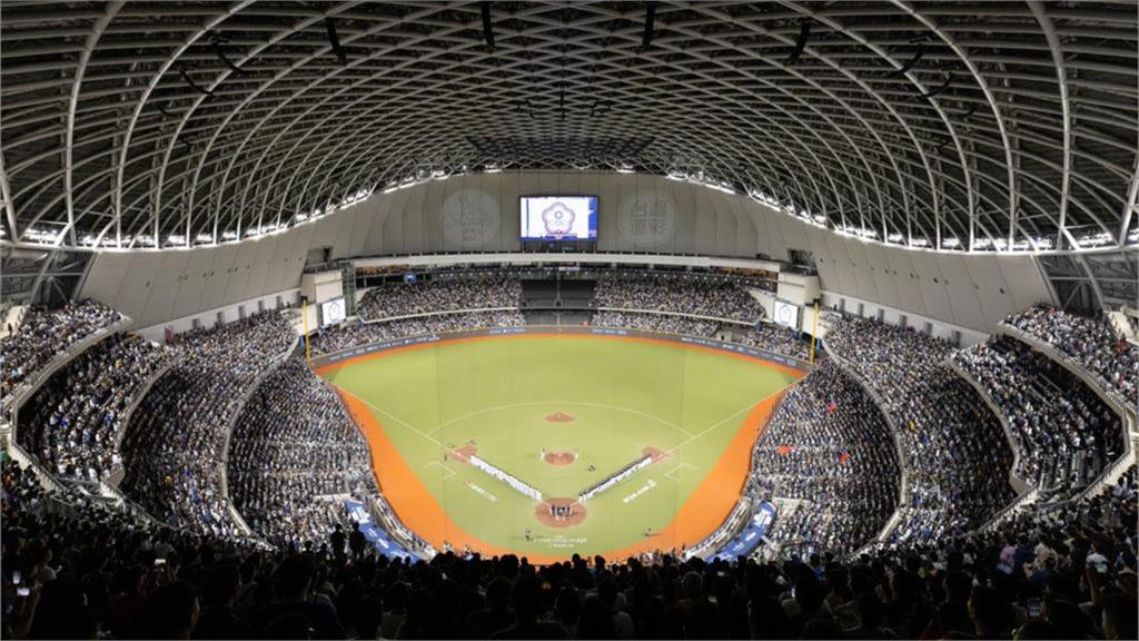 大巨蛋變圖書館?小學生12強台古戰觀眾席寫作業