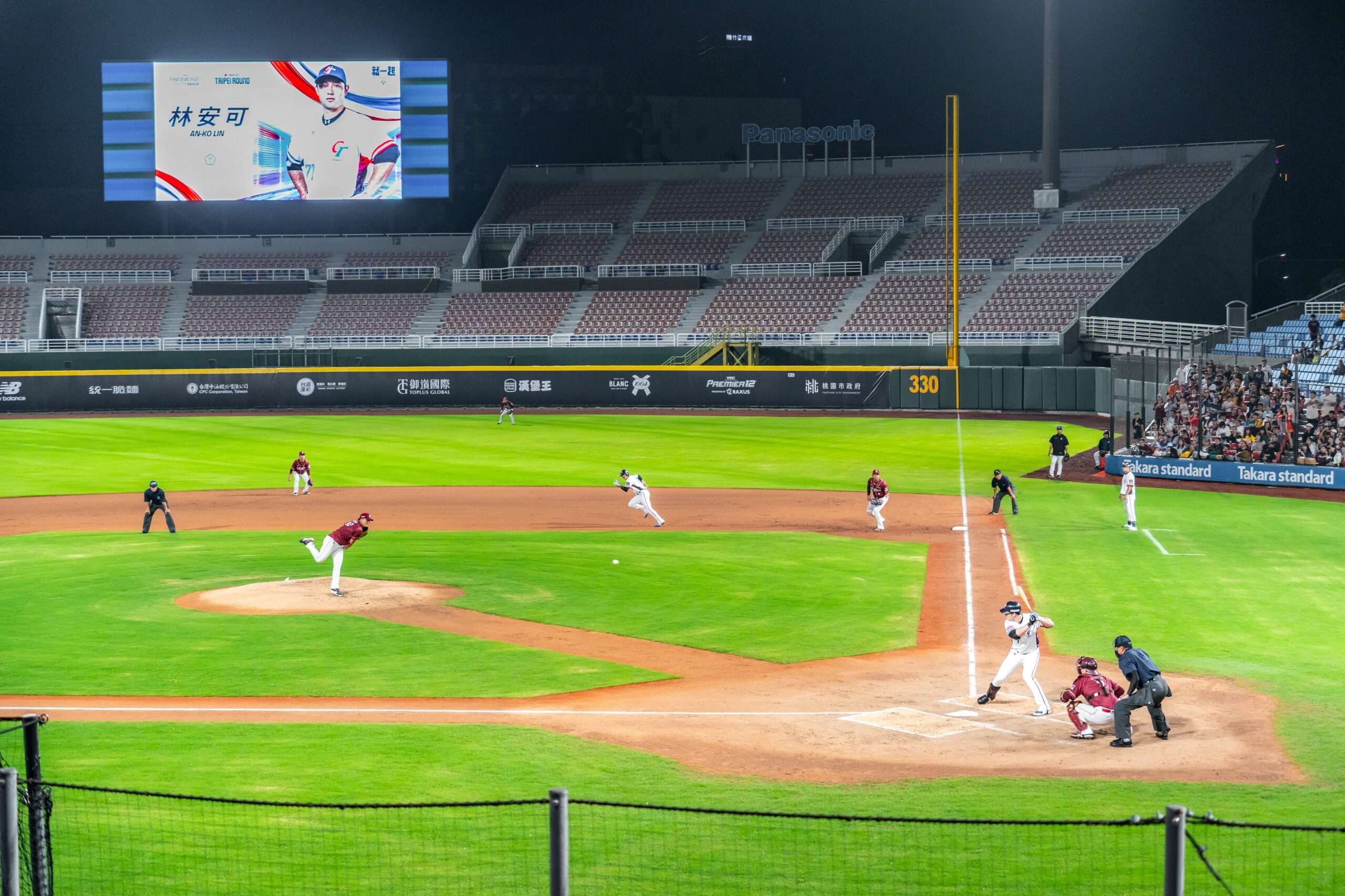 桃園球場外野座椅翻新半年嚴重褪色 陳韋曄要求體育局改善