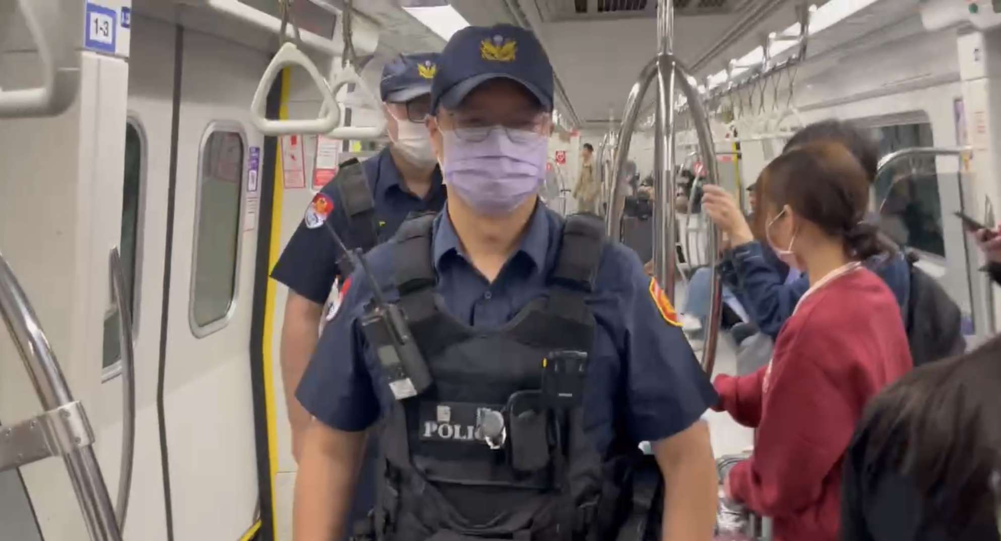 機捷色男彎腰狂盯女乘客下半身 桃園捷警隊:已掌握身份 IMG 2526